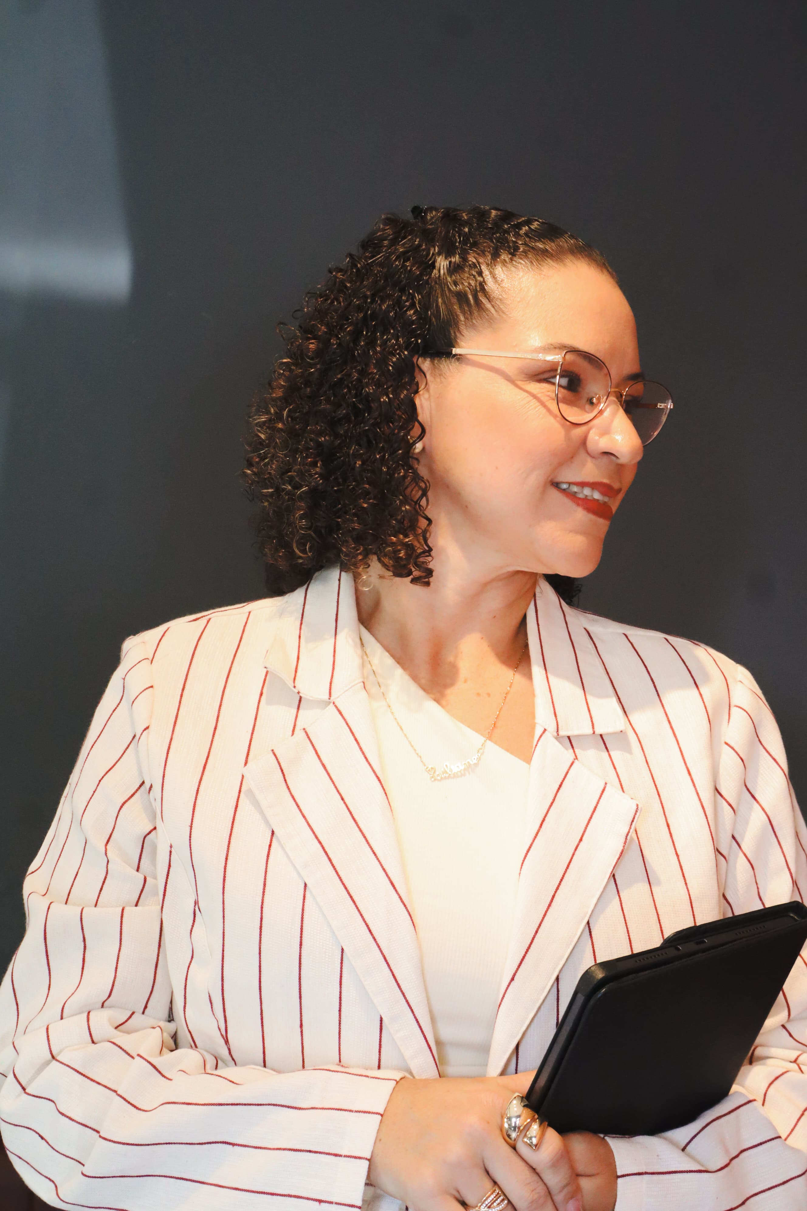 Dra. Liliane Lima durante atendimento no escritório